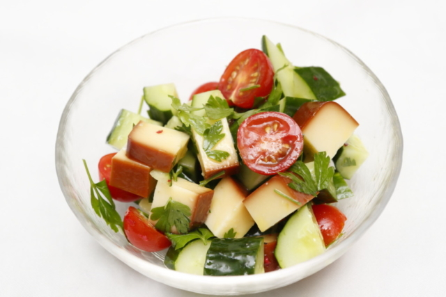 スモークチーズのおすすめアレンジレシピ:サラダ