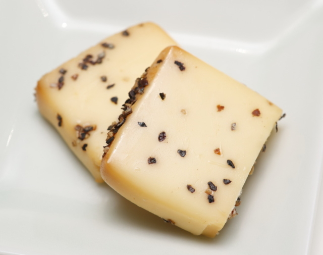 スモークチーズ「小分けタイプ」のおすすめ④:燻製工房 煙神「燻しカットブラックペッパーチーズ」