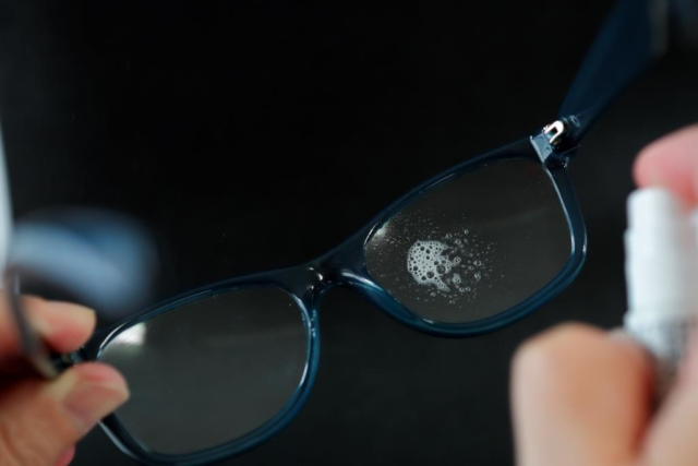 メガネの曇り止めのタイプ④ ムラなく薬液を噴霧!「スプレータイプ」の曇り止め