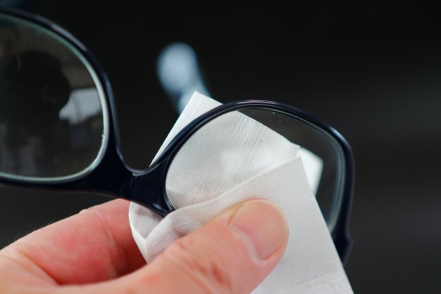 メガネの曇り止めのタイプ① 拭くだけ簡単!衛生的な使い捨て!「シートタイプ」の曇り止め