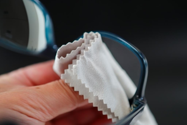 メガネの曇り止めのタイプ② 携帯性バツグン!「クロスタイプ」の曇り止め