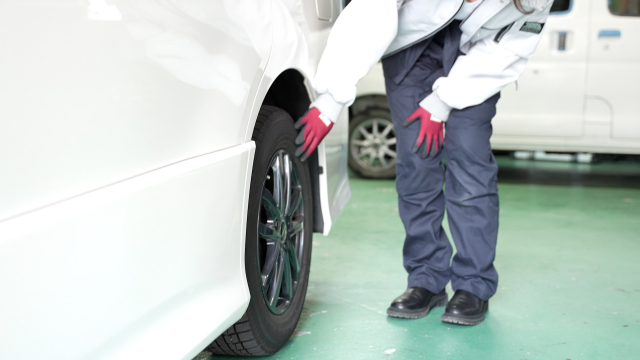 車のタイヤがパンクした時はどうしたらいい?状況別の対処法を徹底解説!